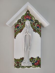 kapliczka drewniana maryjna (z ornamentem) 220zł